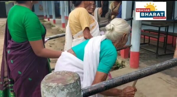 লাখুটি লৈ আহিল ৮০ বছৰীয়া আইতা…