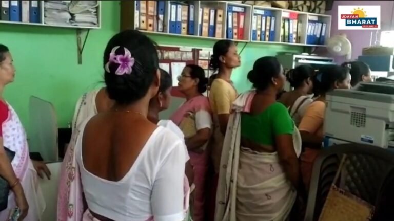 লাখপতি বাইদেউ আঁচনিৰ পৰা নাম কৰ্তনৰ বিৰুদ্ধে অৰ্ধশতাধিক মহিলাৰ প্ৰতিবাদ